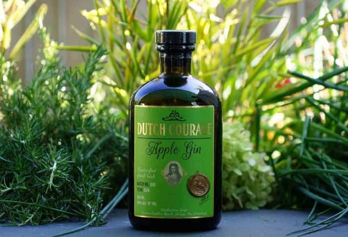 Eine Flasche des Zuidam Dutch Courage Apple Gins