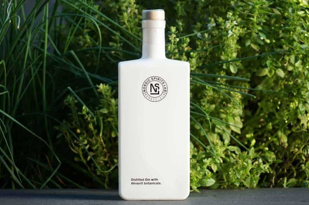 Eine Flasche des Nordic Spirits Lab Gins