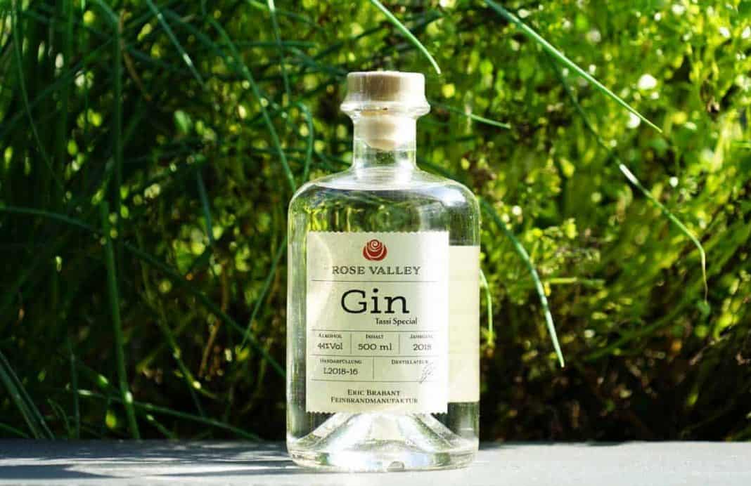 Eine Flasche des Rose Valley Tassi Gins