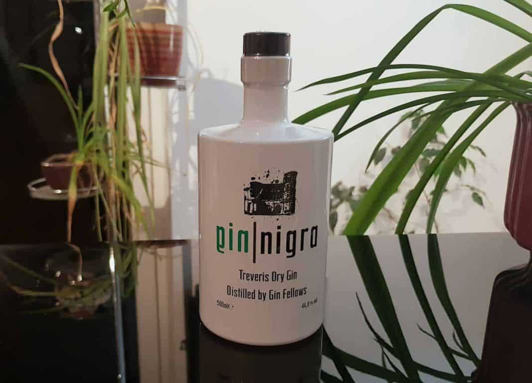 Eine Flasche des Gin Nigra Gins
