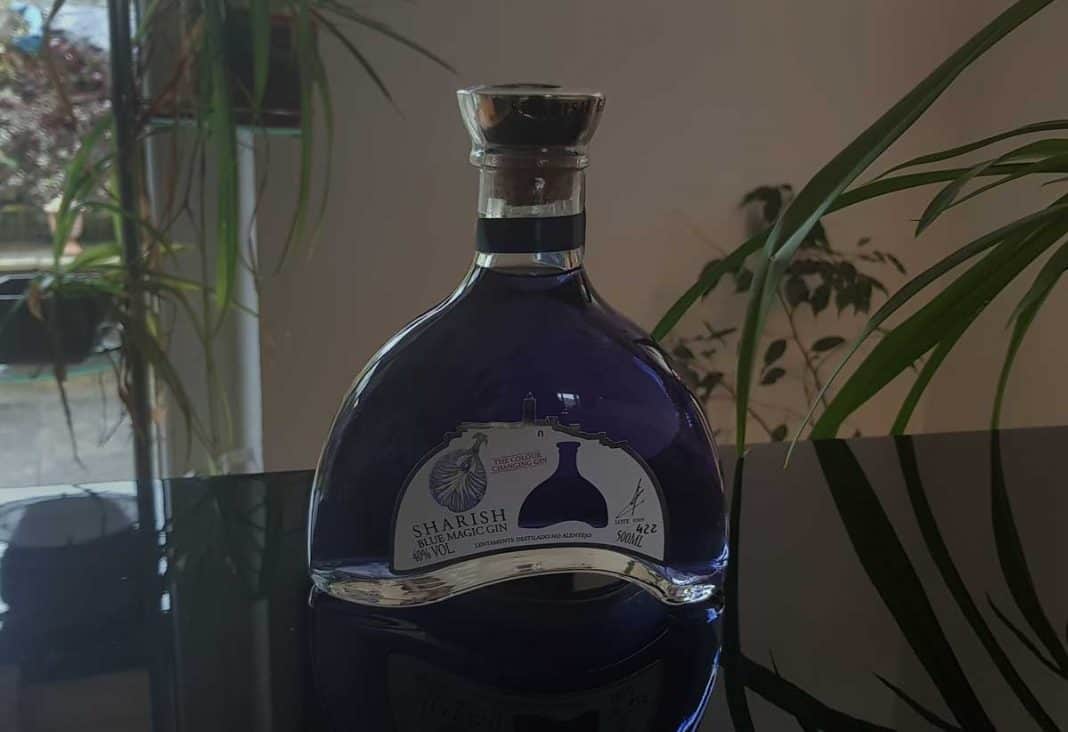 Eine Flasche des Sharisha Blue Gins
