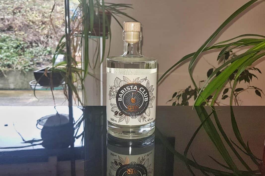 Eine Flasche des Barista Club Gins
