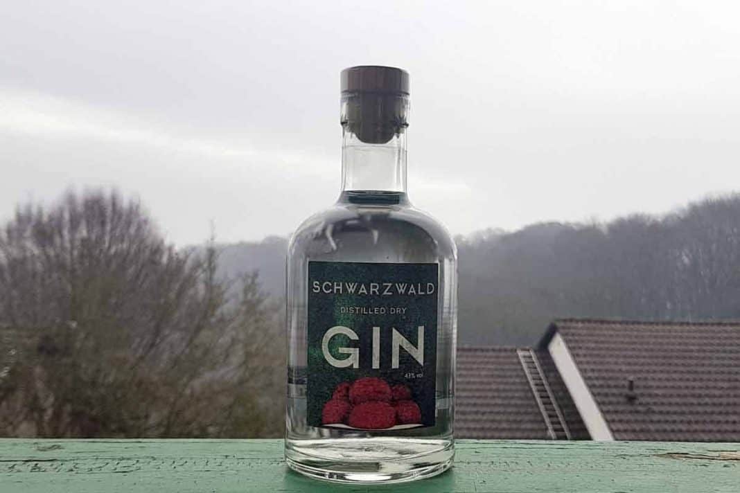 Eine Flasche des Schwarzwald Dry Gins von Lidl