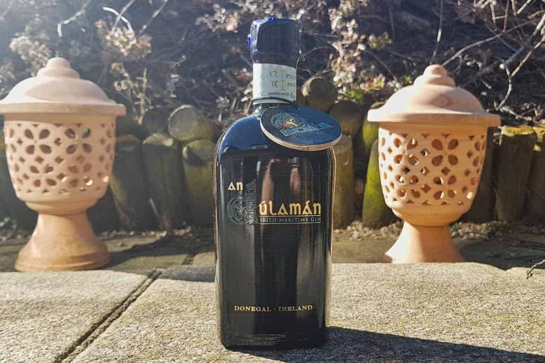 Eine Flasche des An Dulaman Irish Maritime Gins