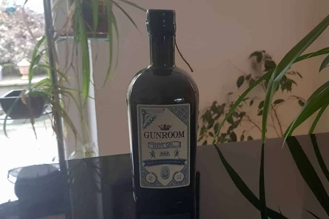 Eine Flasche des Gunroom Navy Gins