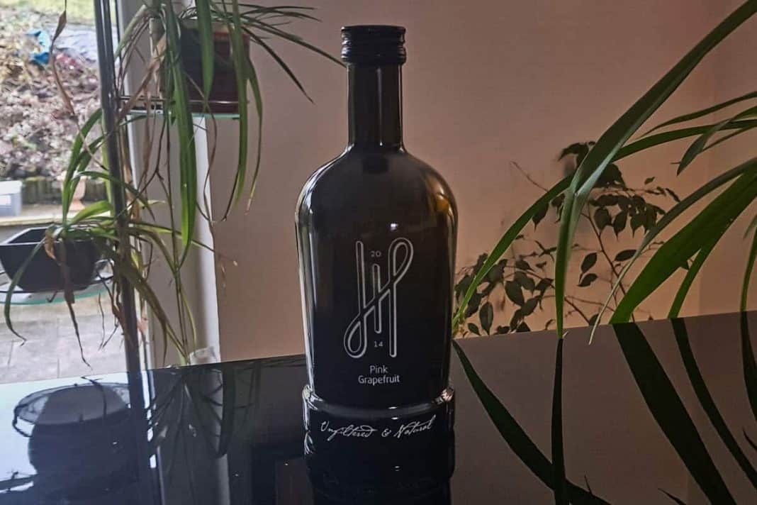 Eine Flasche des Hoos Gins Pink Grapefruit