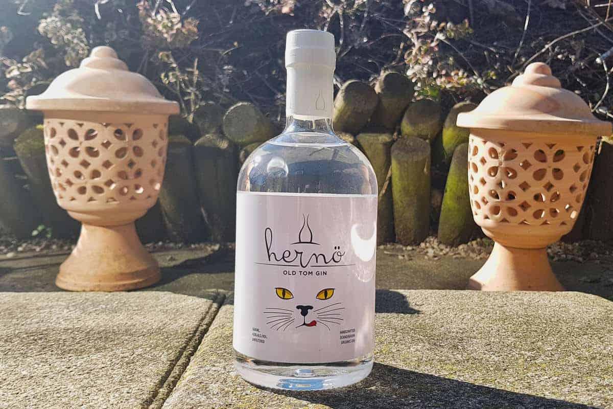 Eine Flasche des Herne Old Tom Gins
