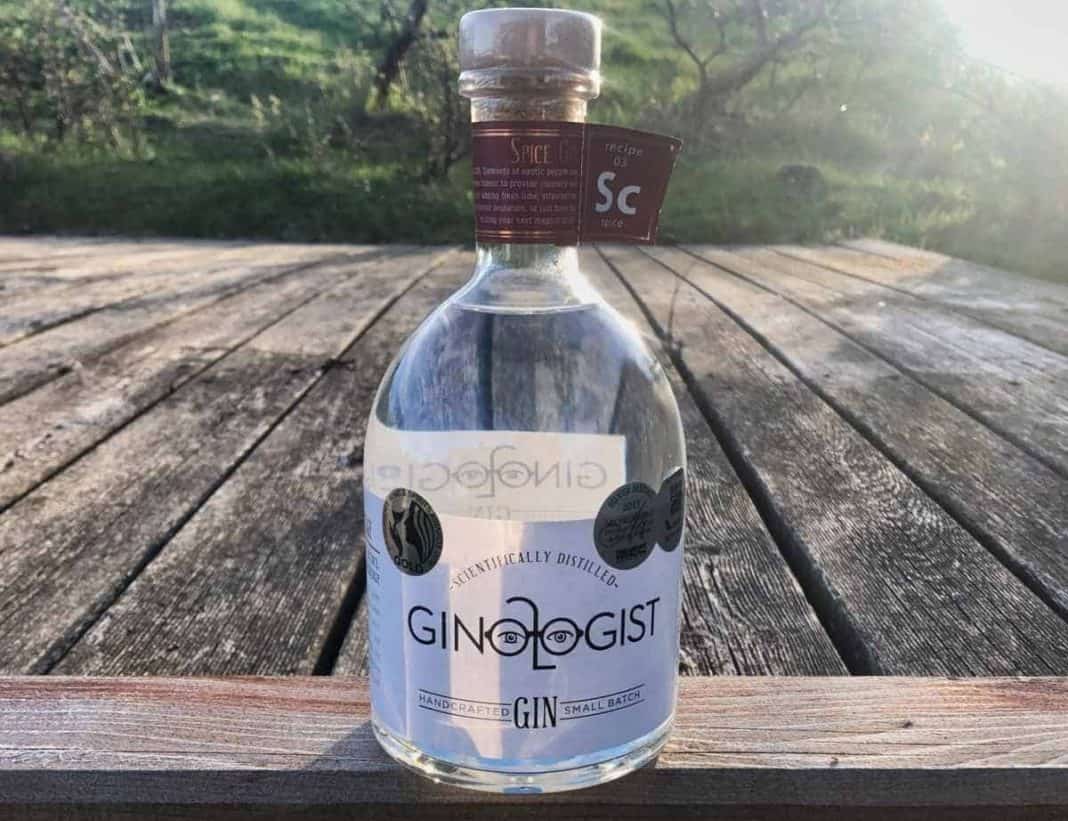 Eine Flasche des Ginologist Spice Gins