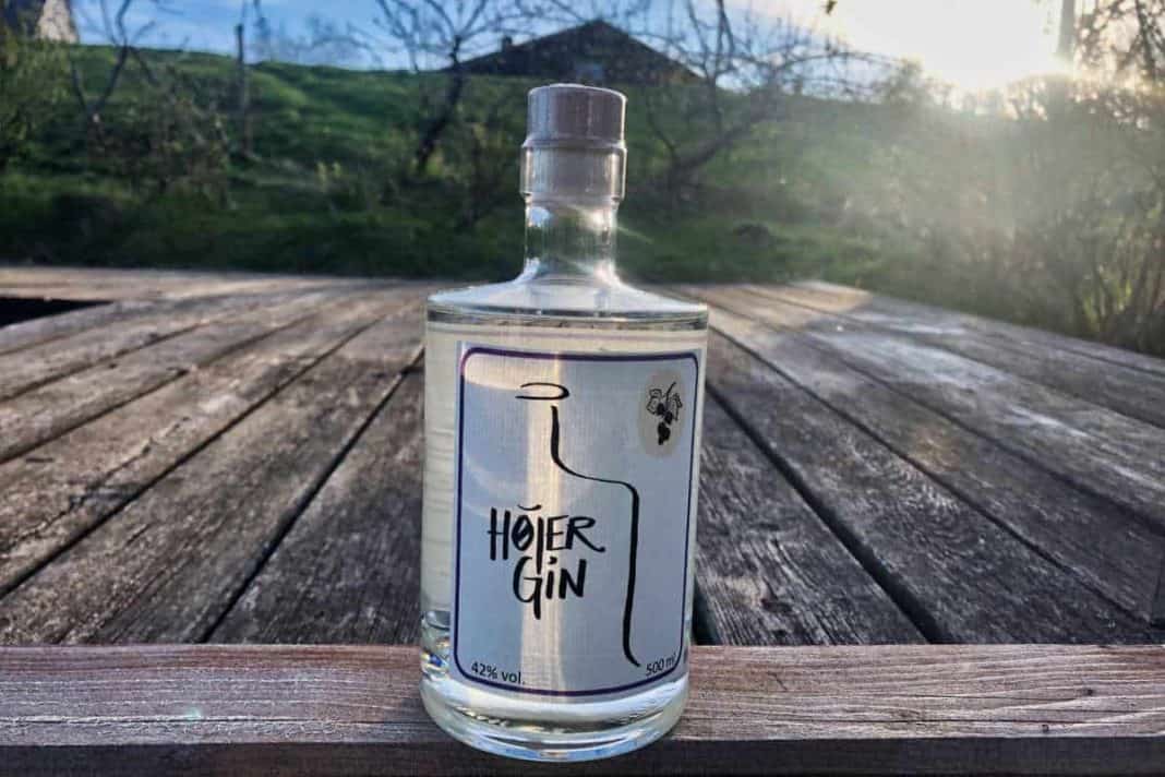 Eine Flasche des Hojer Gins