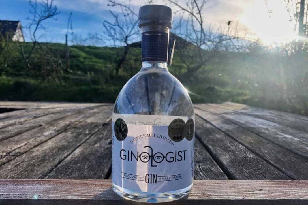 Eine Flasche des Ginologist Floral Gins