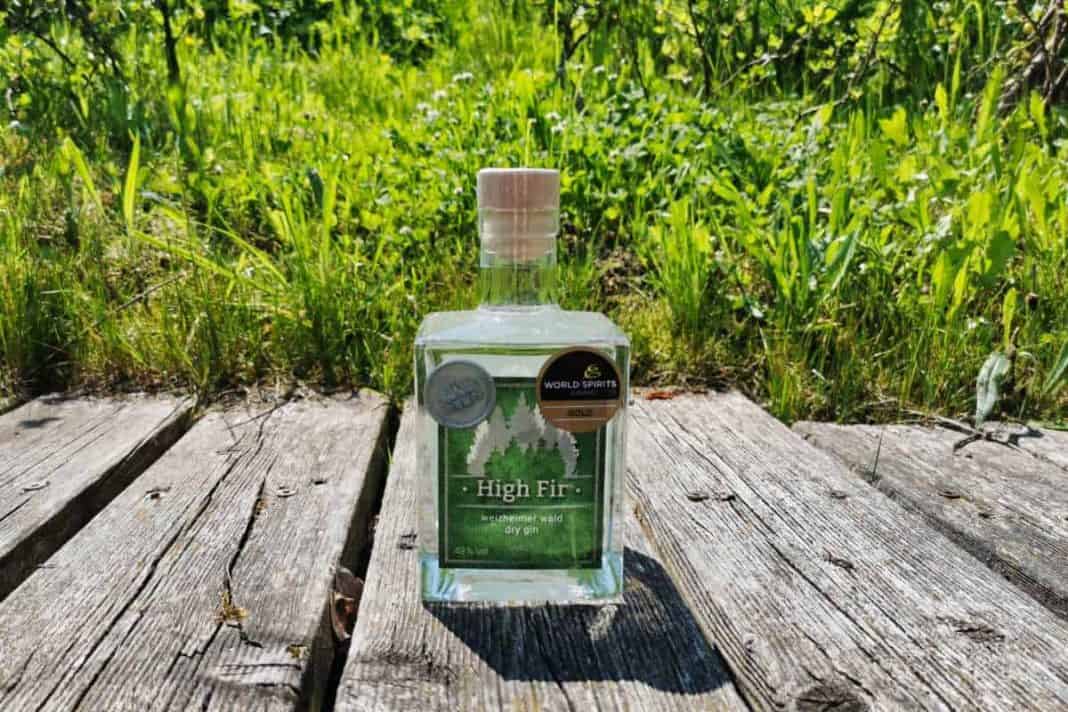 Eine Flasche des High Fir Welzheimer Wald Dry Gins