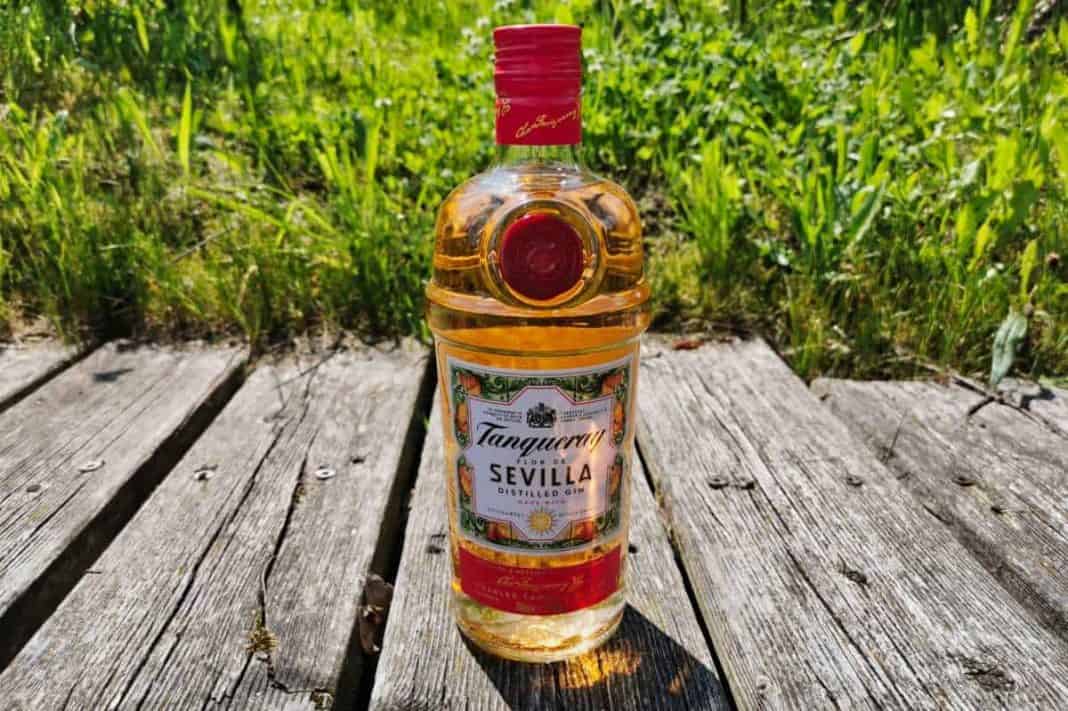 Eine Flasche des Tanqueray Flor de Sevilla Gins