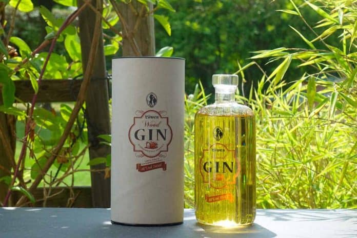 LöwenWood Eine Flasche des Löwen Wood Gins