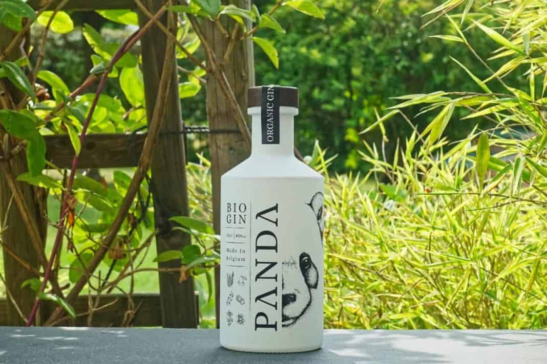 Eine Flasche des Panda Bio Gins