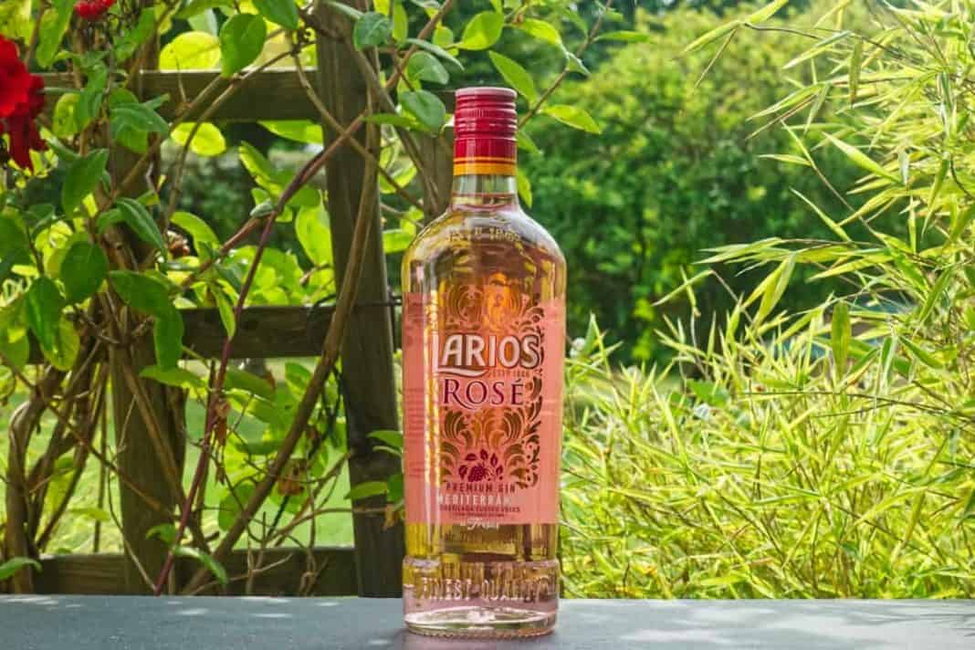 Eine Flasche des Larios Rose Gins