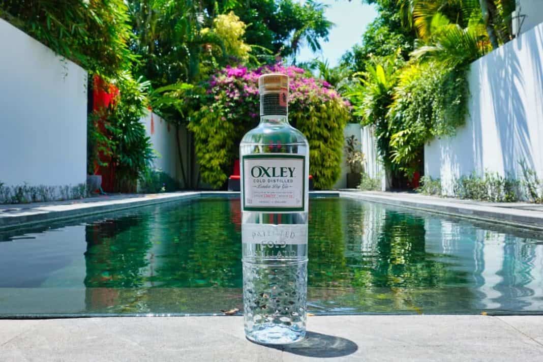 Eine Flasche des Oxley Gins
